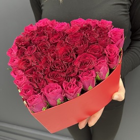 Композиция из 51 розовой розы в виде сердца