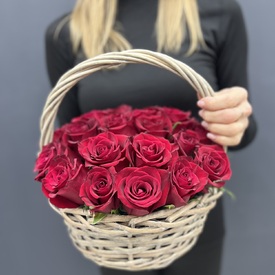 Композиция из 25 красных роз в корзине