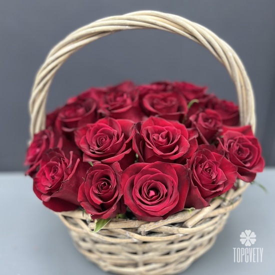 Композиция из 25 красных роз в корзине