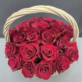 Композиция из 25 красных роз в корзине