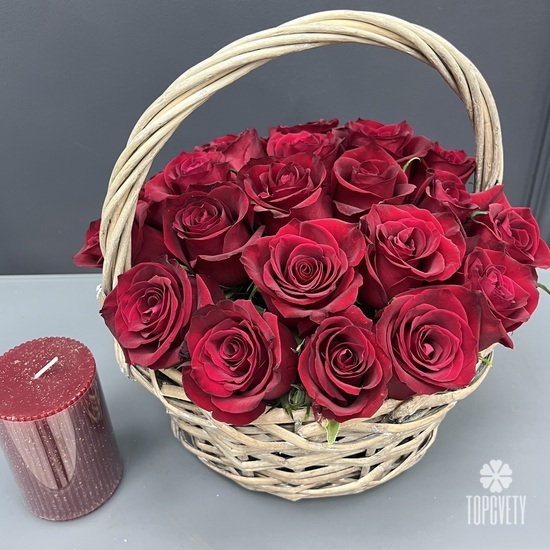 Композиция из 25 красных роз в корзине