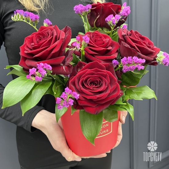 Композиция из 5 красных роз в коробке