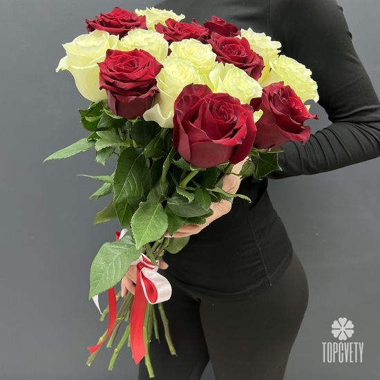 Букет из 15 белых и красных роз 70см