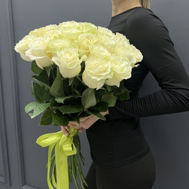 Букет из 25 белых роз Мондиаль 70см