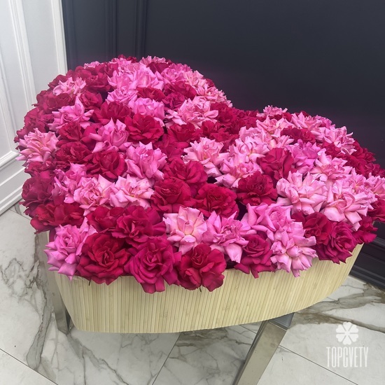 Композиция из 101 французской розы в виде сердца