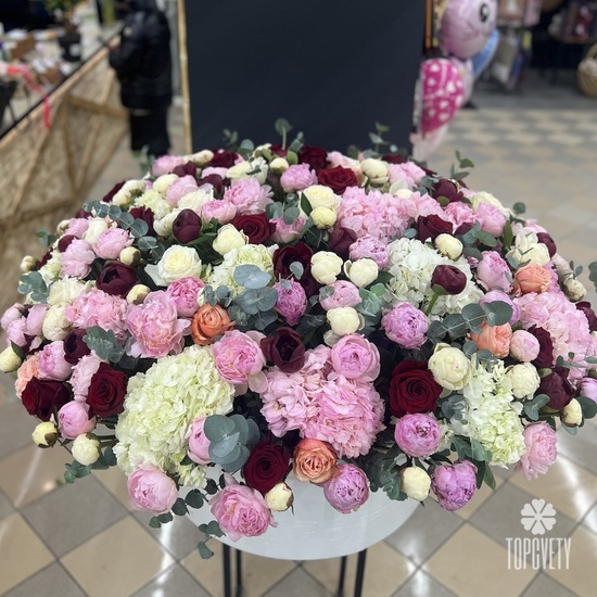 Композиция из 151 пиона в коробке Феерия