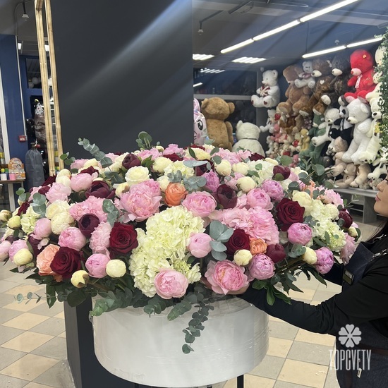 Композиция из 151 пиона в коробке Феерия
