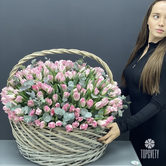 Композиция из 251 розового пионовидного тюльпана в корзине