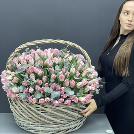 Композиция из 251 розового пионовидного тюльпана в корзине
