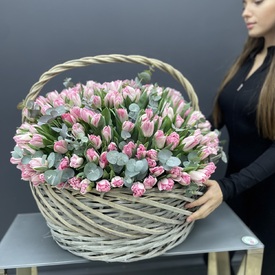 Композиция из 251 розового пионовидного тюльпана в корзине