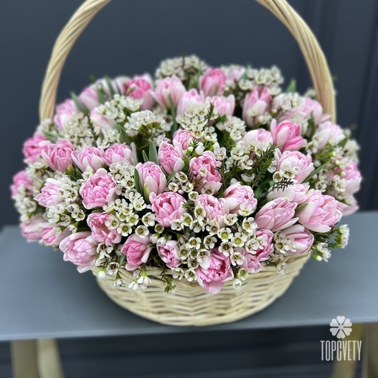 Композиция из 101 пионовидного тюльпана в корзине