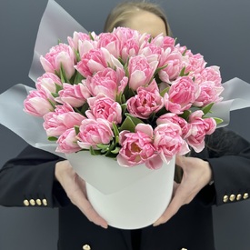 Композиция из 35 розовых пионовидных тюльпанов в коробке