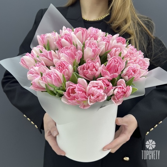 Композиция из 35 розовых пионовидных тюльпанов в коробке