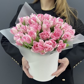 Композиция из 35 розовых пионовидных тюльпанов в коробке