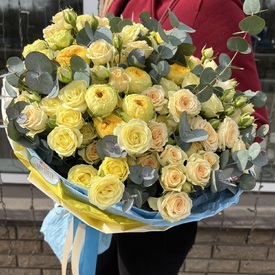 Букет из 25 желтых кустовых роз 50см