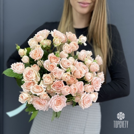Букет из 11 розовых кустовых роз 40см
