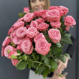 Букет из 7 кустовых роз 80см