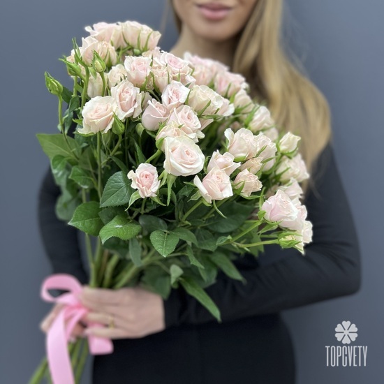 Букет из 15 нежных кустовых роз 50см