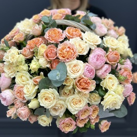 Композиция из 51 кустовой розы в корзине 