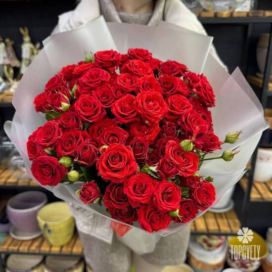 Букет из 17 красных кустовых роз Россия 50см