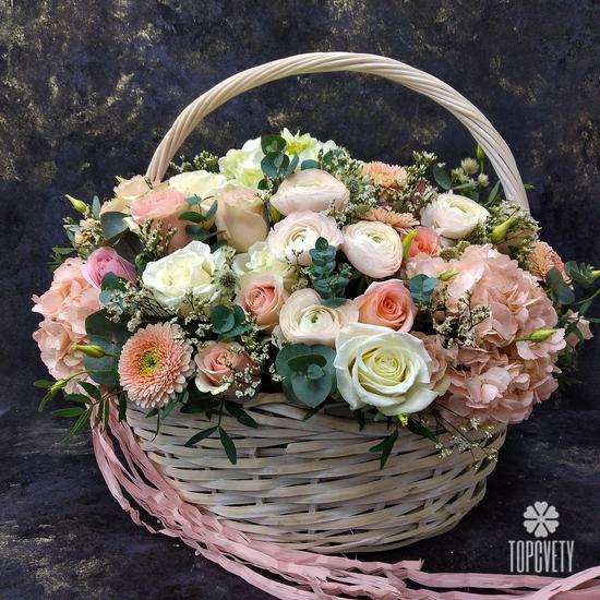 Композиция из хризантем, роз и гортензий в корзине