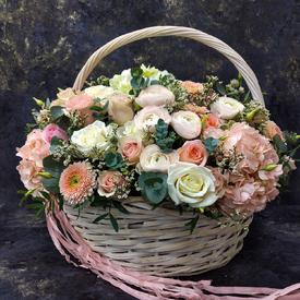 Композиция из хризантем, роз и гортензий в корзине