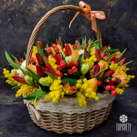 Композиция из тюльпанов и мимозы в корзине