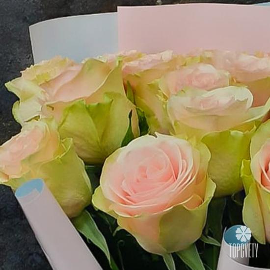 Букет из 15 бело-розовых роз Фруттета 50см
