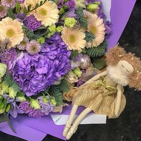 Букет из гортензий, кустовых роз и гербер 