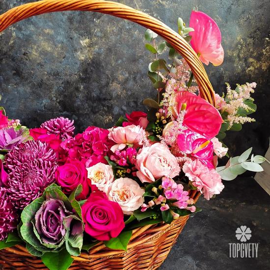 Композиция из орхидей, антуриума и хризантем в корзине 