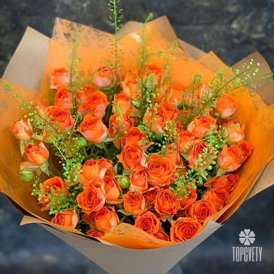 Букет из 15 оранжевых кустовых роз 50см