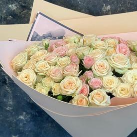 Букет из 21 кремовой кустовой розы 50см