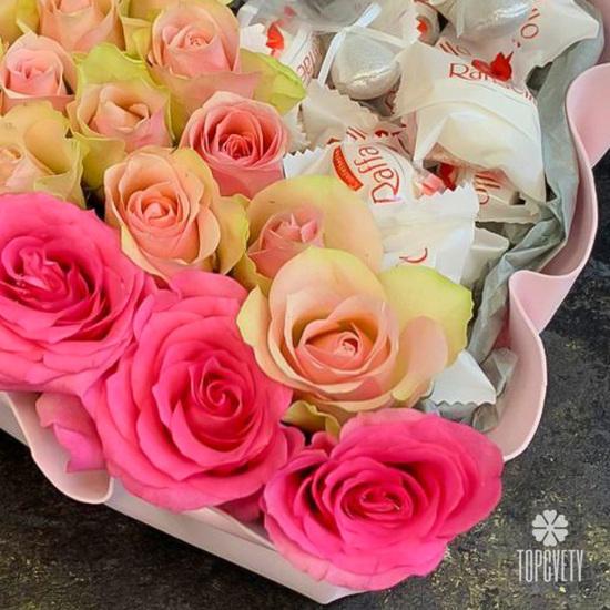Композиция  из роз и конфет в форме сердца