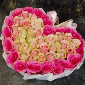 Композиция из 51 розовой розы в виде сердца 