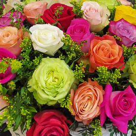 Композиция из 51 сортовой розы микс в корзине 