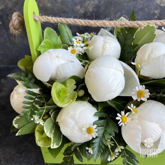 Композиция из 13 белых пионов в ящике