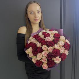 Букет из 51 розовой и красной  розы 40см