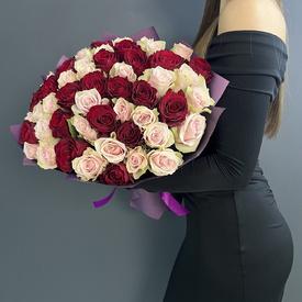 Букет из 51 розовой и красной  розы 40см
