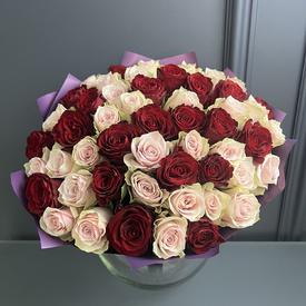 Букет из 51 розовой и красной  розы 40см