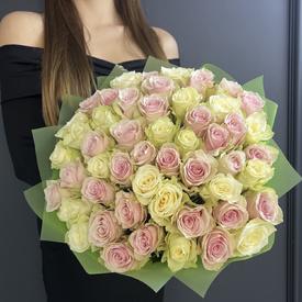 Букет из 51 розовой и белой розы 40см