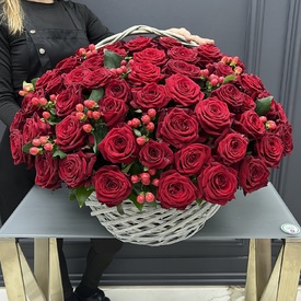 Композиция из 75 красных роз в корзине