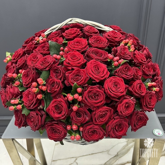 Композиция из 75 красных роз в корзине