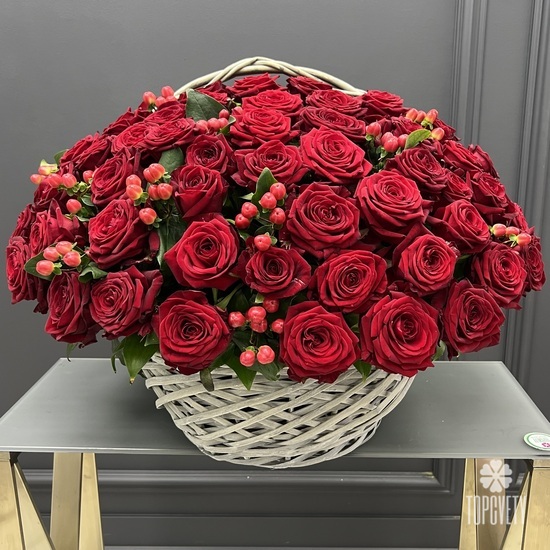 Композиция из 75 красных роз в корзине