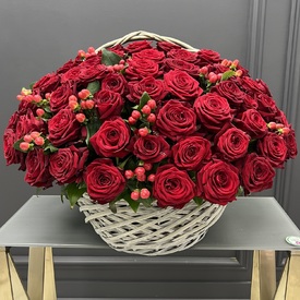 Композиция из 75 красных роз в корзине