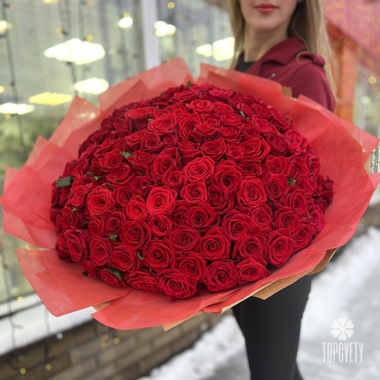 Букет из 131 красной розы Гран При 50см