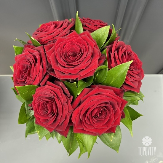 Композиция из 7 красных роз в коробке