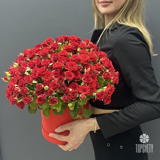 Композиция из 51 красная кустовая роза в коробке