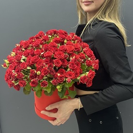 Композиция из 51 красная кустовая роза в коробке