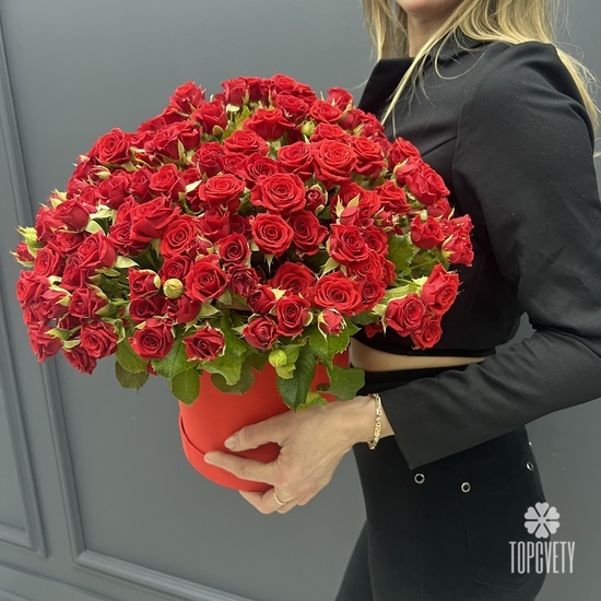 Композиция из 51 красная кустовая роза в коробке