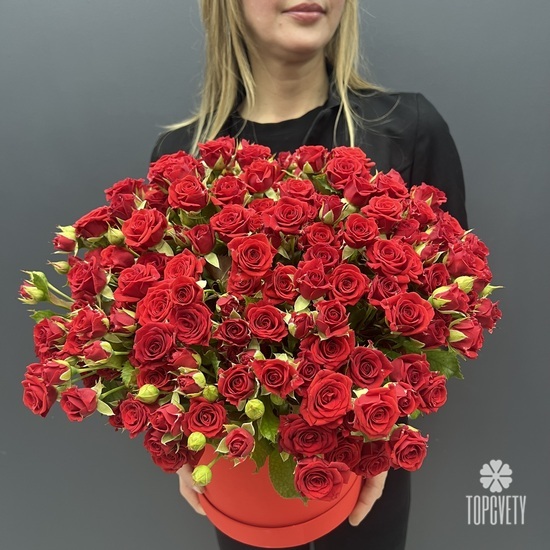 Композиция из 51 красная кустовая роза в коробке